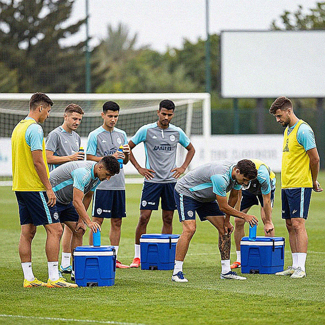 Giữa tiếng gầm của đội tuyển và khoảng lặng của V.League Giữa tiếng gầm của đội tuyển và khoảng lặng của V.League
