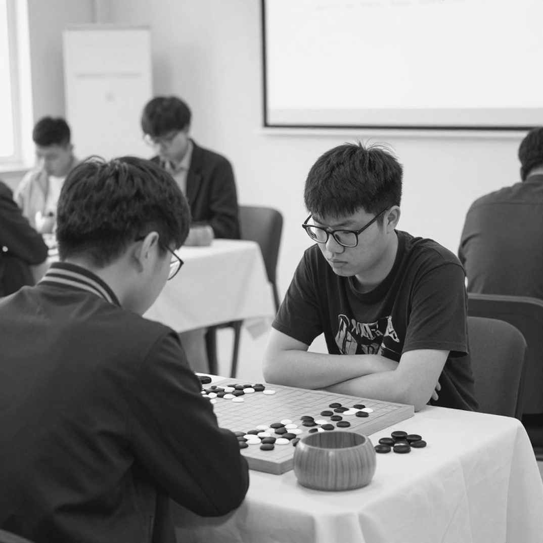 Olympiad cờ vua Samarkand 2026: Ấn Độ hạ cánh, đội trưởng đăng đàn, và 24 giờ mà dữ liệu chưa kịp đọc