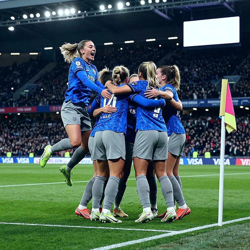 Phút 20 ở Aviva: Bóng tennis, khoảng lặng và một trận đấu bỏ ngỏ của Ireland