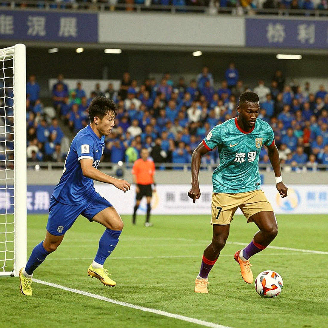 Bàn thắng phút 90+5 của Jason Cummings và giới hạn của lối đá phòng ngự phản công